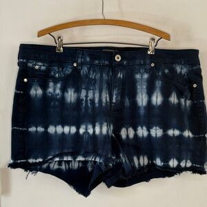 Torrid dark wash tie dye denim cutoff shorts Size 22